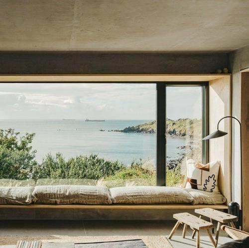 Дом на побережье стал почти продолжением пейзажа - весь интерьер словно создан, чтобы не спорить с видом, а подчёркивать его. 06