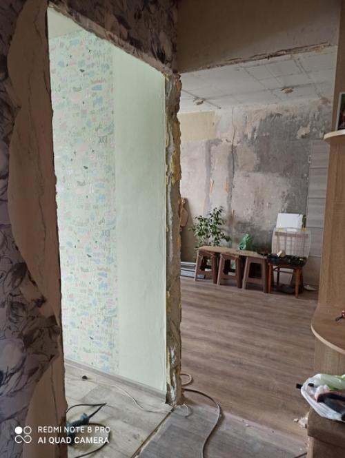 Была стена утеплена стекловатой (угловая квартира), будем снаружи утеплять. 03