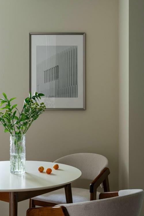 Марьям и Антон Разуваевы создали спокойный, минималистичный интерьер, который остаётся визуально интересным и функциональным. 02