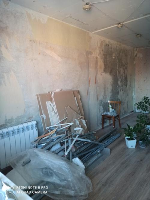 Была стена утеплена стекловатой (угловая квартира), будем снаружи утеплять. 02