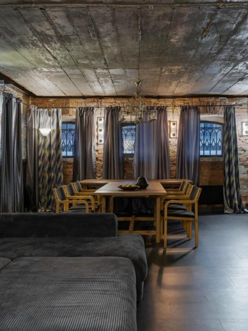 Архитектор Никита Жиляков приобрёл в Сысерти бревенчатый дом на кирпичном цоколе, ранее принадлежавший купцам ширыкаловым. 06