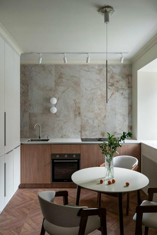 Марьям и Антон Разуваевы создали спокойный, минималистичный интерьер, который остаётся визуально интересным и функциональным. 06