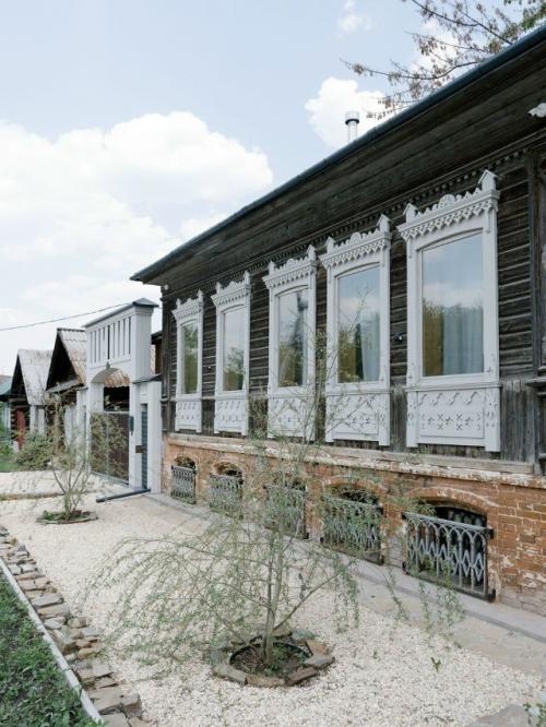 Архитектор Никита Жиляков приобрёл в Сысерти бревенчатый дом на кирпичном цоколе, ранее принадлежавший купцам ширыкаловым. 07