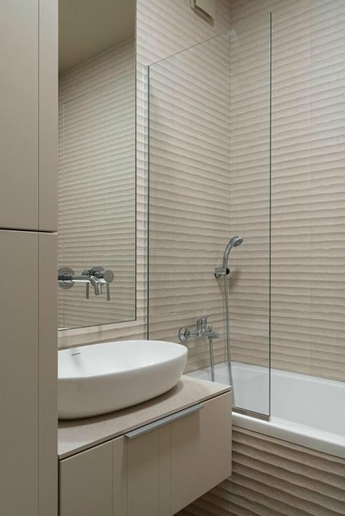 Марьям и Антон Разуваевы создали спокойный, минималистичный интерьер, который остаётся визуально интересным и функциональным. 04