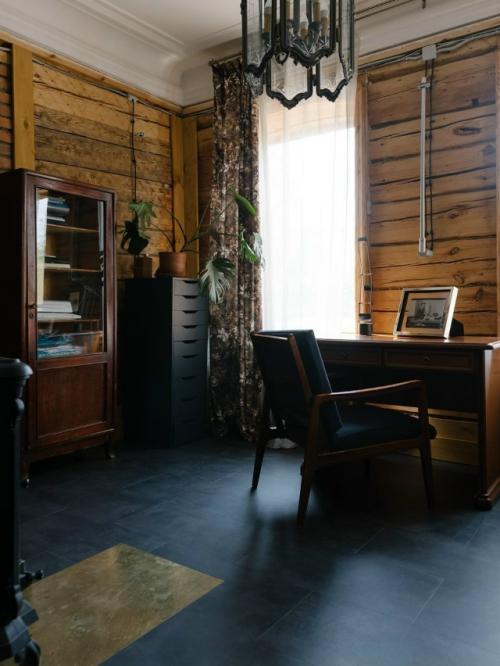 Архитектор Никита Жиляков приобрёл в Сысерти бревенчатый дом на кирпичном цоколе, ранее принадлежавший купцам ширыкаловым. 02