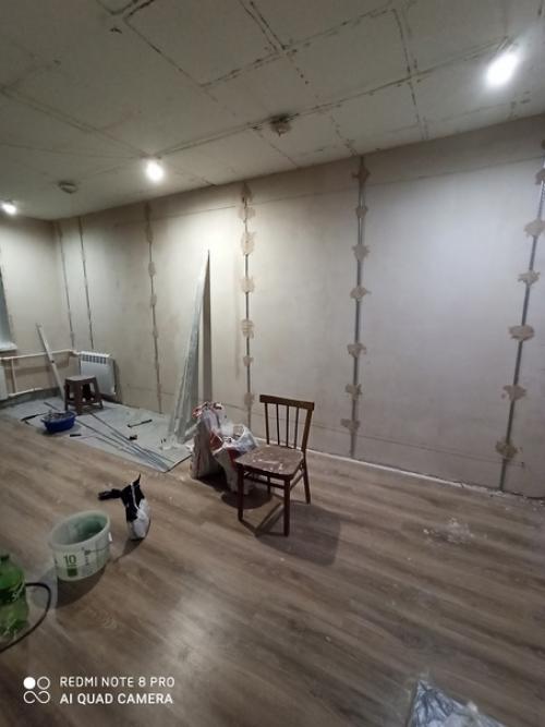 Была стена утеплена стекловатой (угловая квартира), будем снаружи утеплять. 04