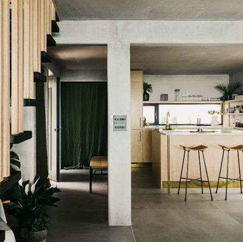 Дом на побережье стал почти продолжением пейзажа - весь интерьер словно создан, чтобы не спорить с видом, а подчёркивать его. 01