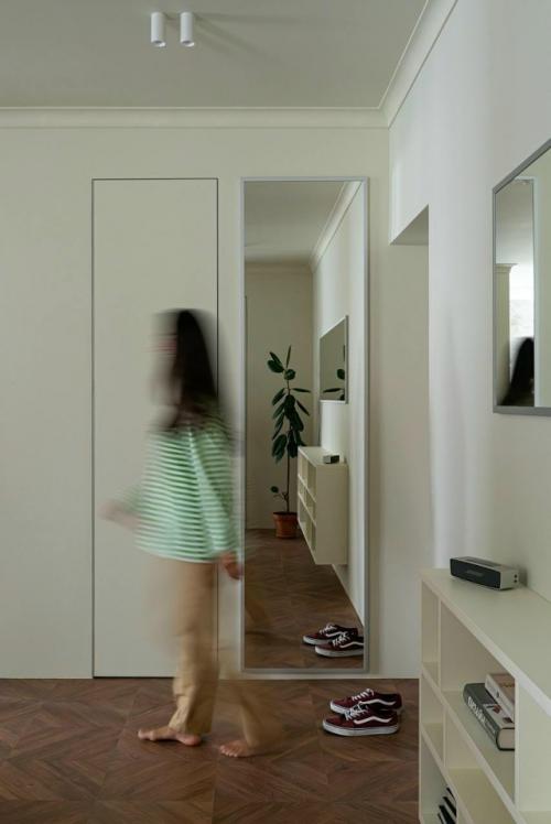 Марьям и Антон Разуваевы создали спокойный, минималистичный интерьер, который остаётся визуально интересным и функциональным. 07