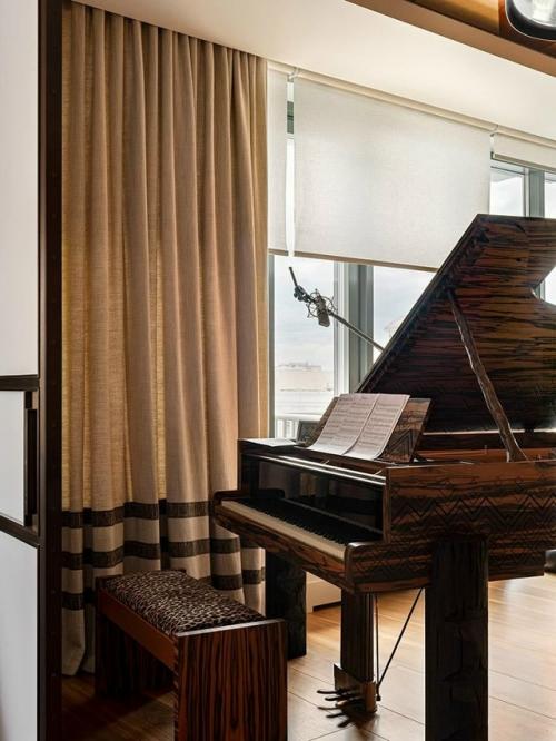 Музыка стала отправной точкой этого интерьера: пространство выстроено вокруг инструментов и настроения импровизации. 02