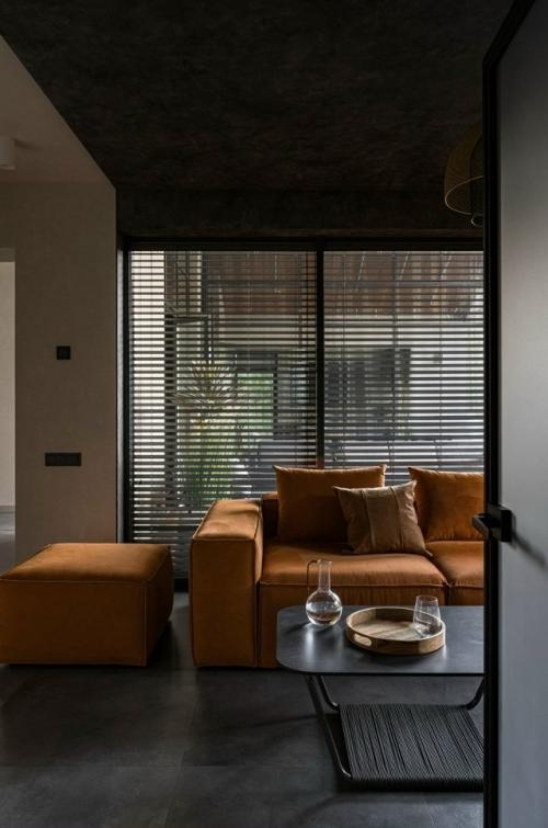 Уют, баланс и внимание к деталям - так можно описать этот проект, который начался с небольшой бани и со временем вырос в полноценный семейный дом. 01