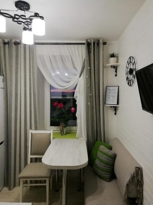 Крохотная кухня.  Но как гармонично всё разместили. 03