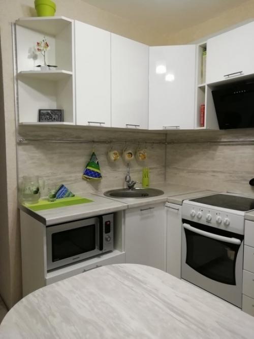 Крохотная кухня.  Но как гармонично всё разместили. 01