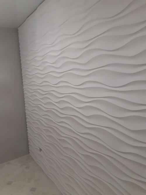 Идея оформления стены в обеденной зоне кухни с помощью гипсовых панелей. 05