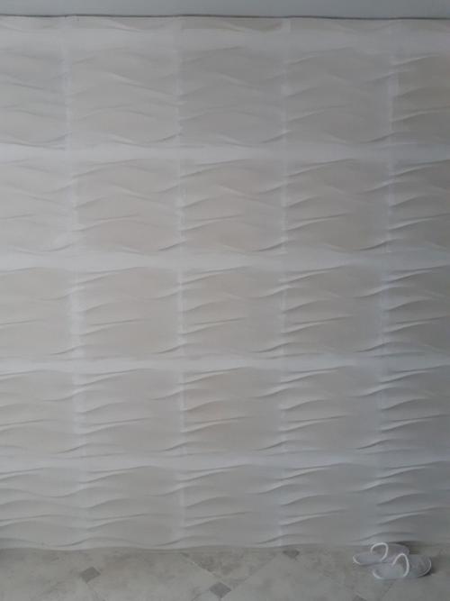 Идея оформления стены в обеденной зоне кухни с помощью гипсовых панелей. 02