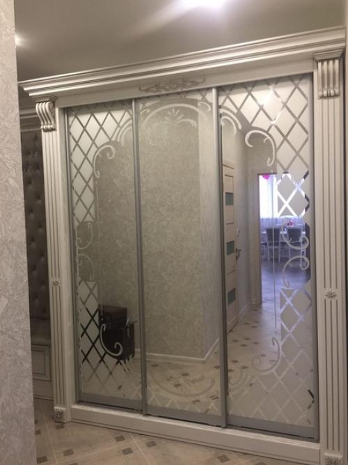 Добрый вечер!  Хочу показать свою кухню - гостиную и коридор.