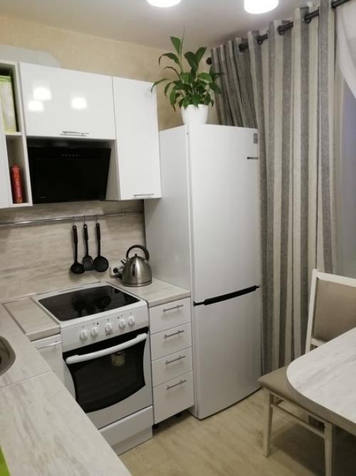 Крохотная кухня.  Но как гармонично всё разместили.