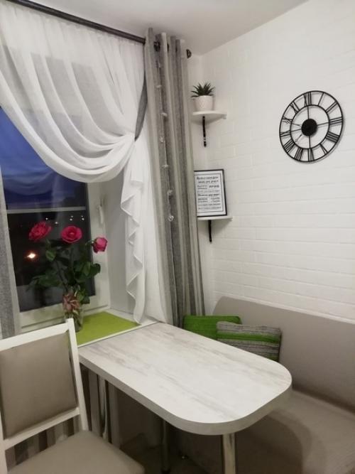 Крохотная кухня.  Но как гармонично всё разместили. 02