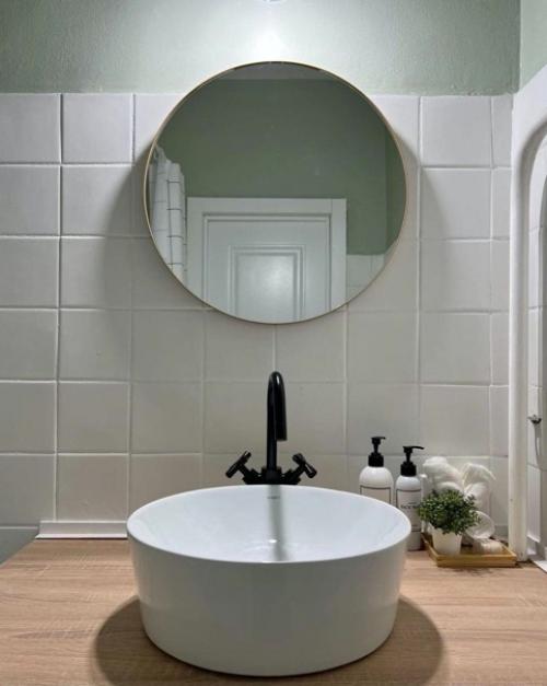 Сняли квартиру. В таком санузле не очень приятно находиться. 03