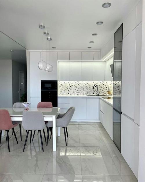 А какой кот в прихожей замечательный. 04