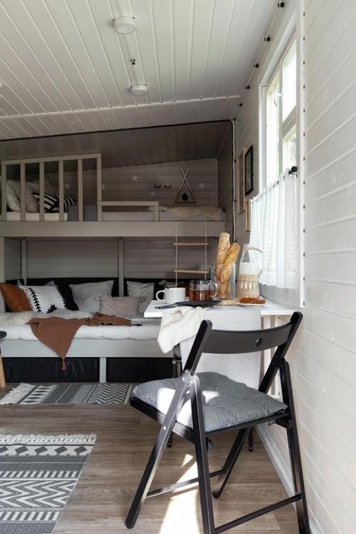 Дизайнер столкнулась с непростой задачей: найти бытовку достойного качества для комфортного дачного отдыха. 01