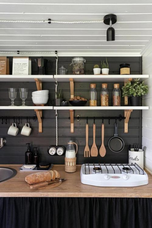 Дизайнер столкнулась с непростой задачей: найти бытовку достойного качества для комфортного дачного отдыха. 03