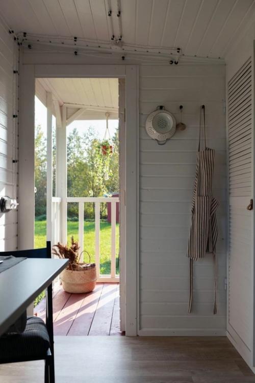 Дизайнер столкнулась с непростой задачей: найти бытовку достойного качества для комфортного дачного отдыха. 04