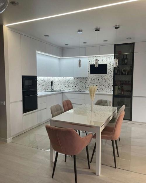 А какой кот в прихожей замечательный. 05