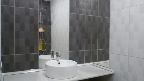 Дизайн ванной в желто - сером цвете. 02