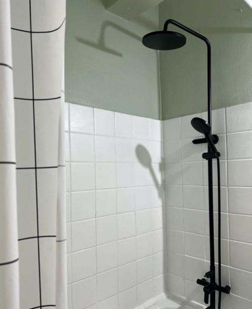 Сняли квартиру. В таком санузле не очень приятно находиться. 01