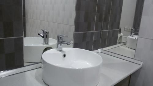 Дизайн ванной в желто - сером цвете. 04