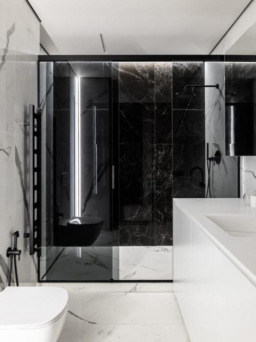 Чёрно-белый интерьер с характером: минимализм и металл в 65 м. 05