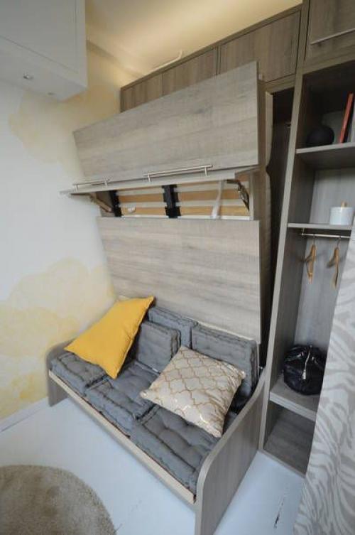 Кто там ещё на свою маленькую квартиру жалуется. 03