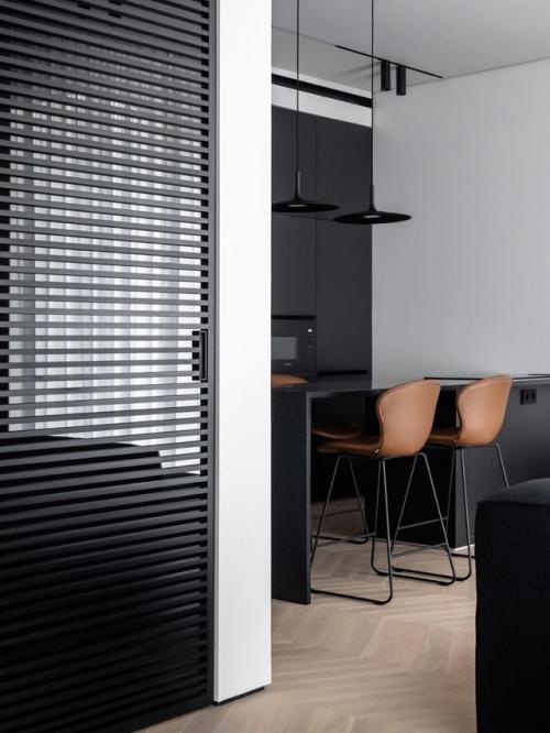 Чёрно-белый интерьер с характером: минимализм и металл в 65 м. 02