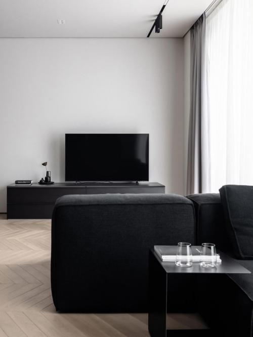 Чёрно-белый интерьер с характером: минимализм и металл в 65 м. 03