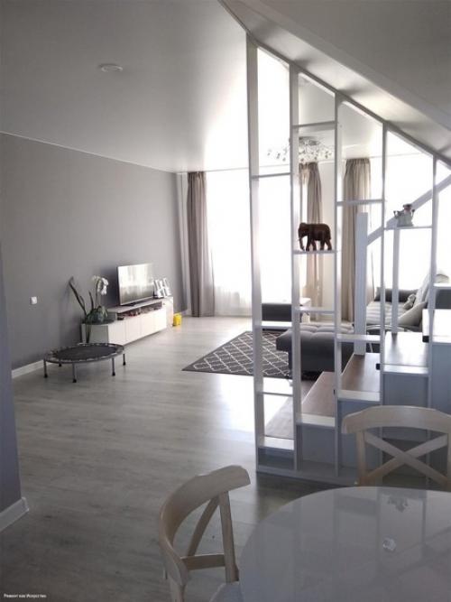 Интерьер в сером цвете в загородном доме.