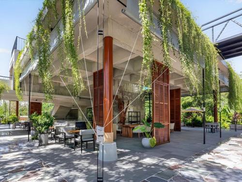 Архитекторы студии Khoan + Partners вдохнули жизнь в недостроенное бетонное здание в Камбодже, превратив его в стильное кафе с биофильным дизайном. 06