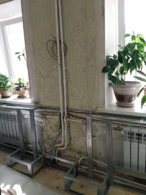 Когда начали делать ремонт, пришла такая идея, как спрятать трубы отопления. 01
