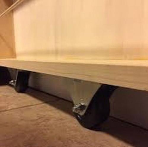 Такую полку можно не , внимание, только в кухню, но и в ванную комнату смастерить. 03