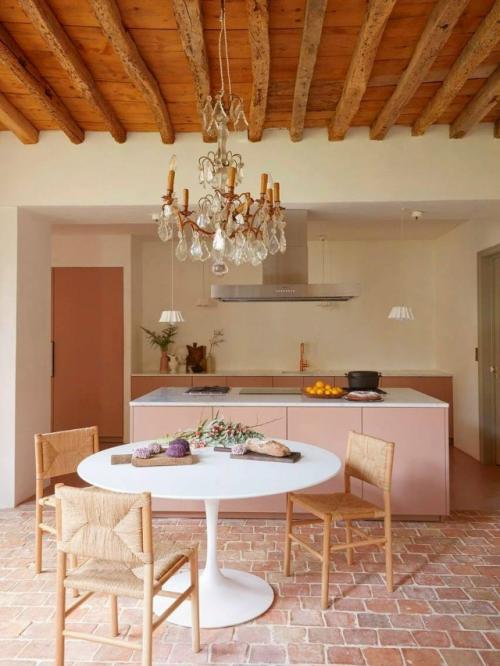 Розовый цвет уверенно закрепился в интерьерах и отлично чувствует себя даже на кухне. 02