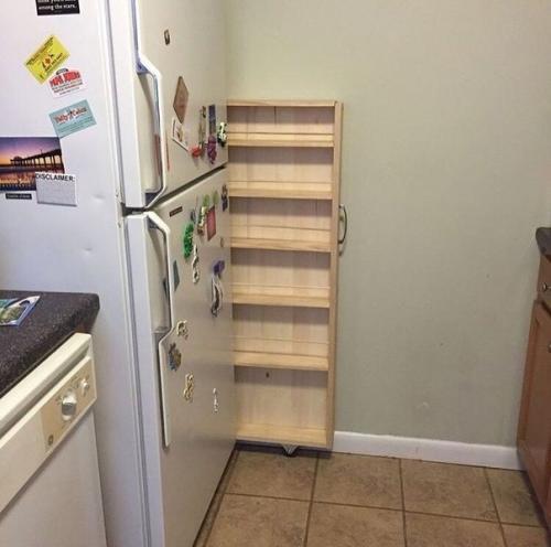 Такую полку можно не , внимание, только в кухню, но и в ванную комнату смастерить. 04