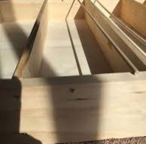 Такую полку можно не , внимание, только в кухню, но и в ванную комнату смастерить. 02