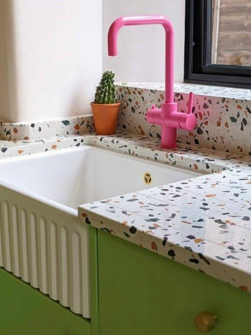 Розовый цвет уверенно закрепился в интерьерах и отлично чувствует себя даже на кухне. 01