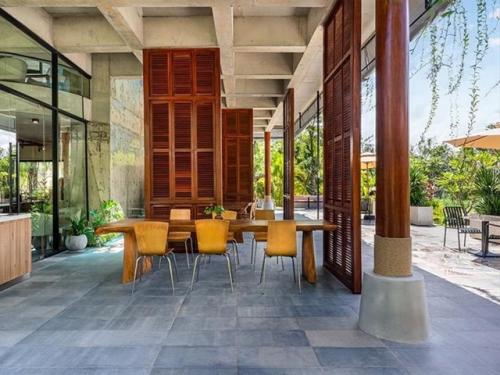 Архитекторы студии Khoan + Partners вдохнули жизнь в недостроенное бетонное здание в Камбодже, превратив его в стильное кафе с биофильным дизайном. 02