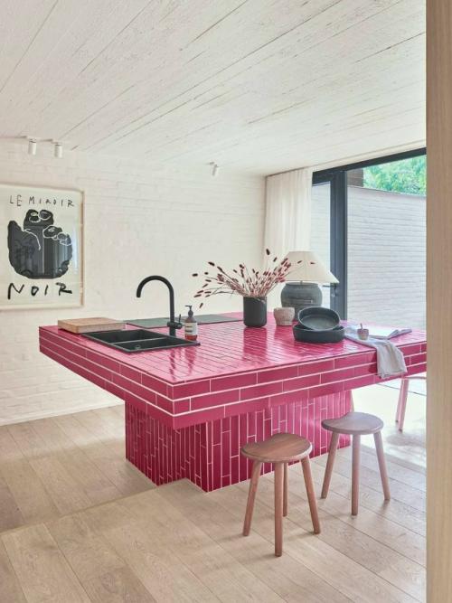 Розовый цвет уверенно закрепился в интерьерах и отлично чувствует себя даже на кухне. 04