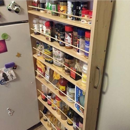 Такую полку можно не , внимание, только в кухню, но и в ванную комнату смастерить. 05