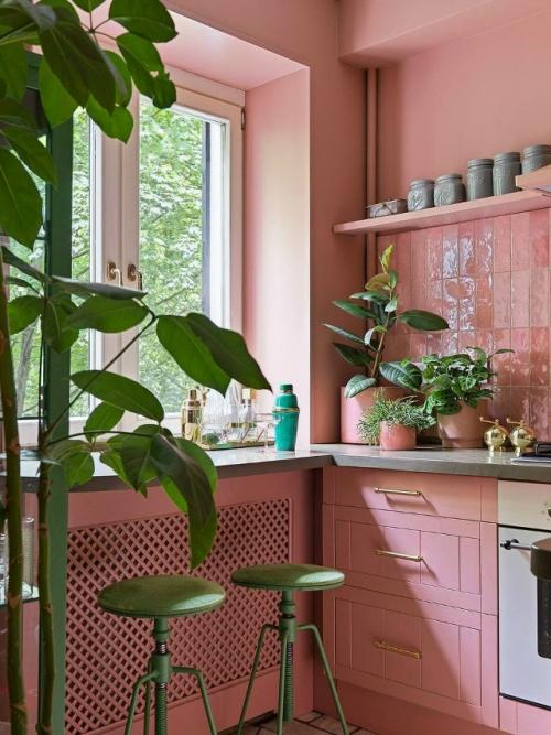 Розовый цвет уверенно закрепился в интерьерах и отлично чувствует себя даже на кухне. 07