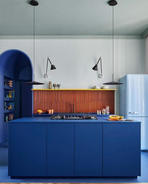 Главной задачей студии Chromastudio было сделать перепланировку в этой квартире площадью около 90 кв. 01