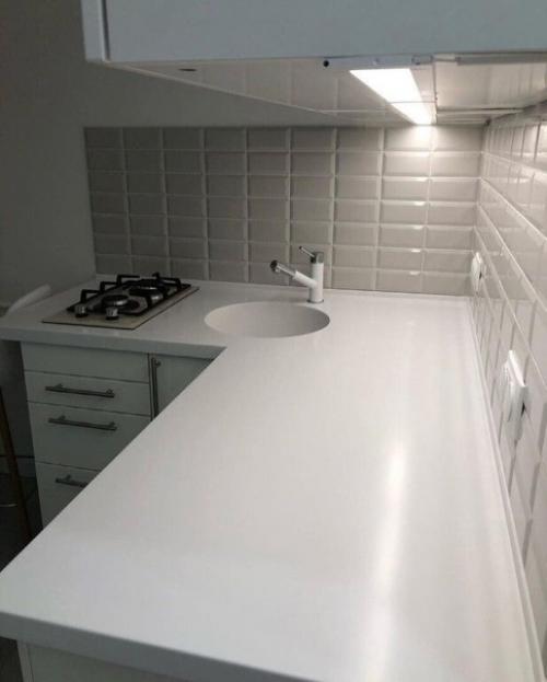 А вот ещё одна кухня - малышка с совершенно другой планировкой. 03