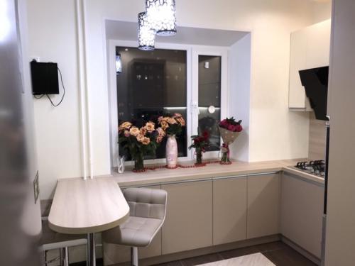 Прекрасный вариант организации интерьера в маленькой кухне. 02