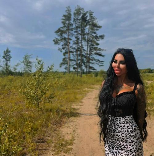 После публикации ролика с дочерью тверская блогерша попала под прицел хейтеров: по мнению комментаторов, её стиль несёт риски для психики ребёнка. 04